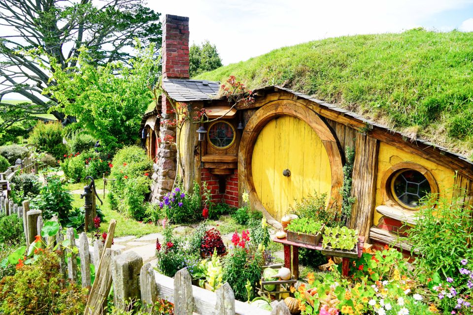 From Auckland: Hobbiton & Rotorua Tour With Lunch at Te Puia - Te Puia Maori Village Visit