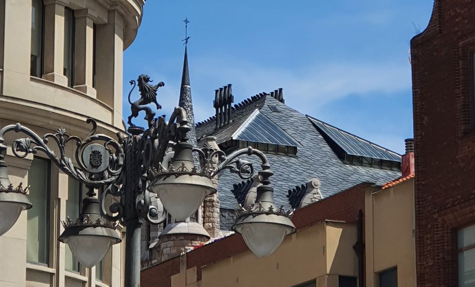 León From Gaudí to 21st Century Walking Tour - Immersive Experience