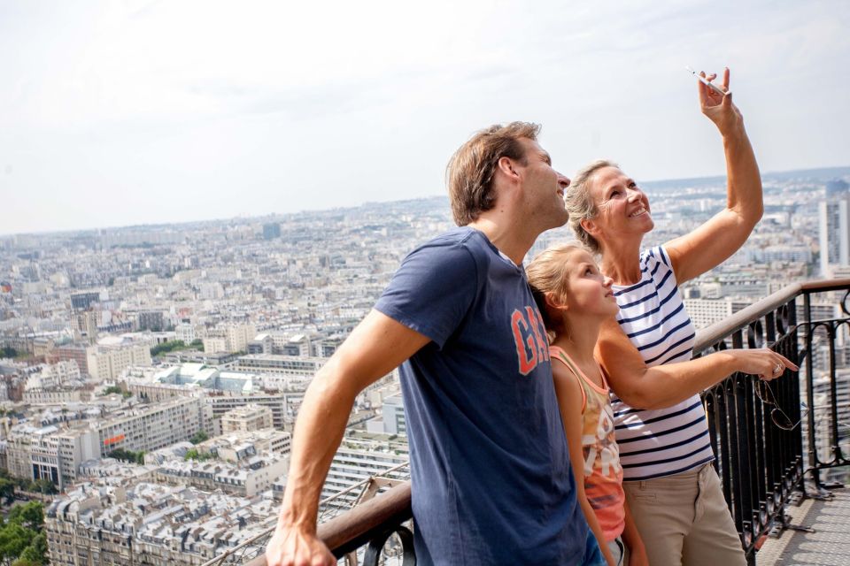 Paris: Eiffel Tower Access & Seine River Cruise - Live Tour Guide