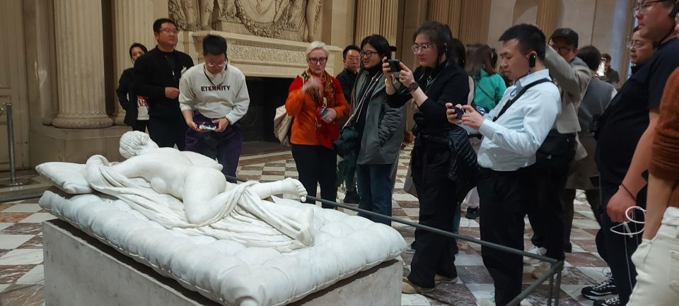Paris: Louvre Museum Guided Tour of Famous Masterpieces - Knowledgeable Guides