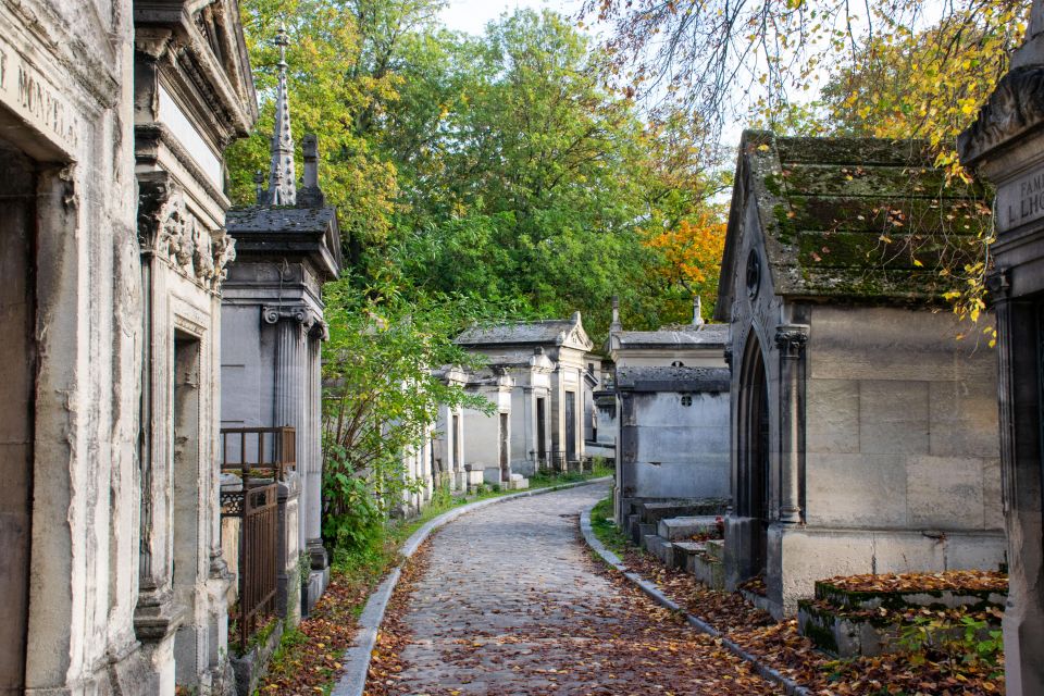 Père Lachaise Cemetery: A Stroll Through Immortal History - Location and Product Information