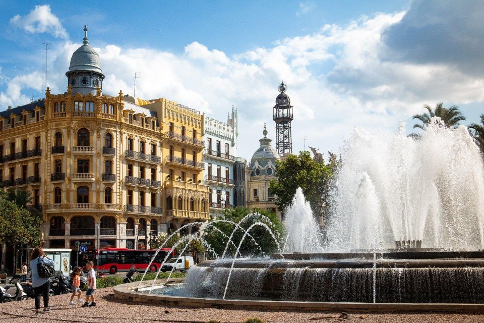 Valencia: Private Exclusive History Tour With a Local Expert - Language and Guide