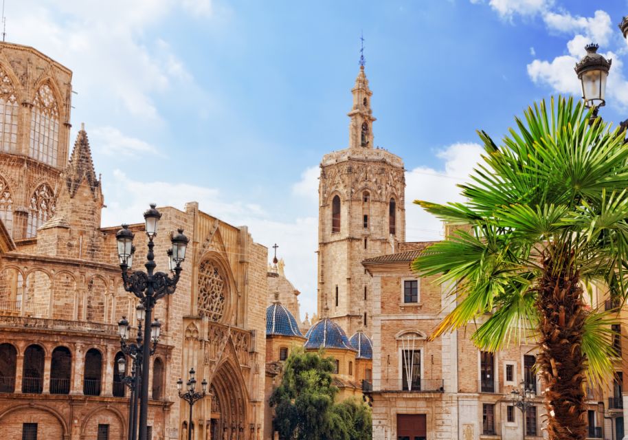 Valencia: Scavenger Hunt and Iconic Sights Self-Guided Tour - Languages Offered