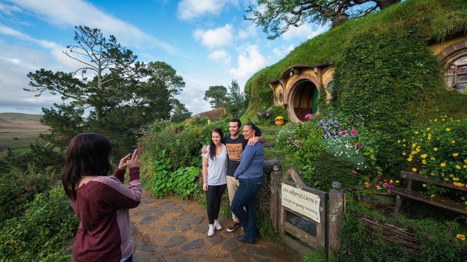 Auckland: Hobbiton Movie Set and Waitomo Small Group Tour - Visitor Experience and Feedback