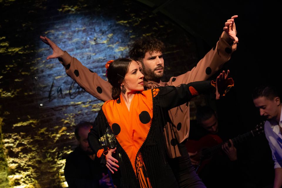 Madrid: La Cueva De Lola Flamenco Show Tickets With Drink - Gift Giving Option