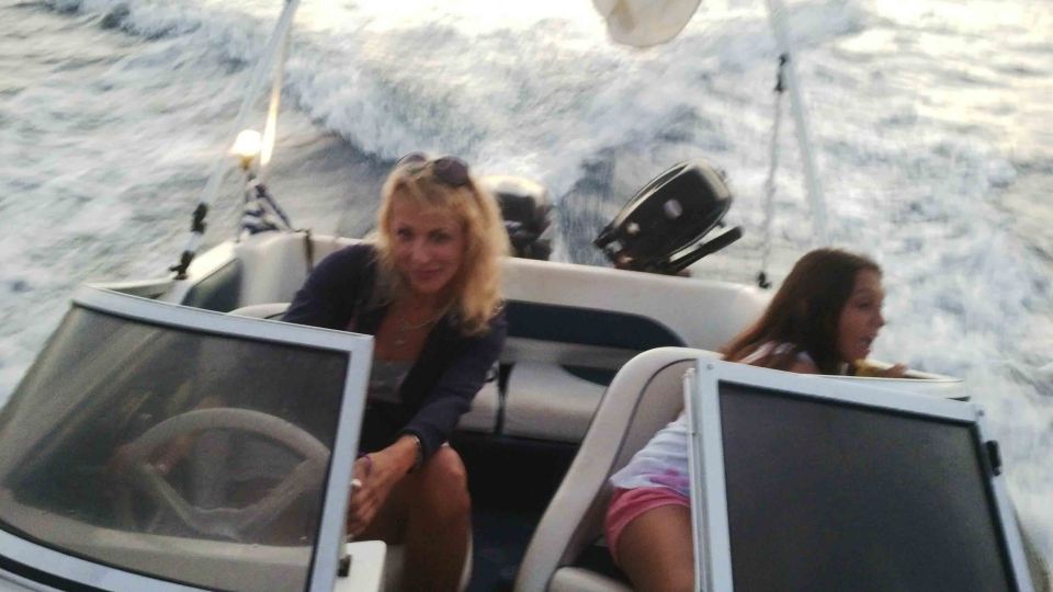 Santorini: Rent a Speedboat License Free - Common questions