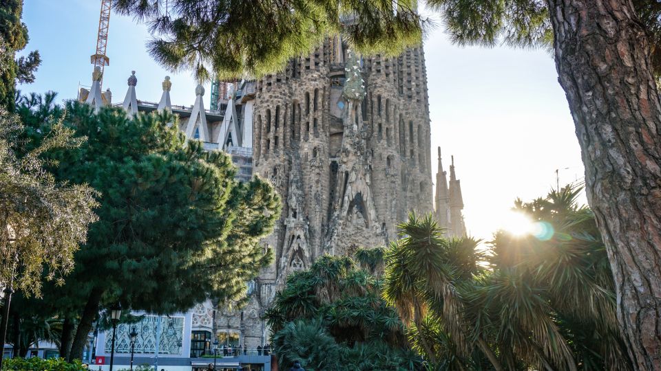 Barcelona: Gothic Quarter & La Sagrada Familia Private Tour - Key Points