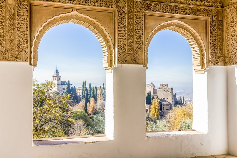 Granada: Alhambra Small Group Tour With Nasrid Palaces - Qualified Professionals and Cheerful Atmosphere