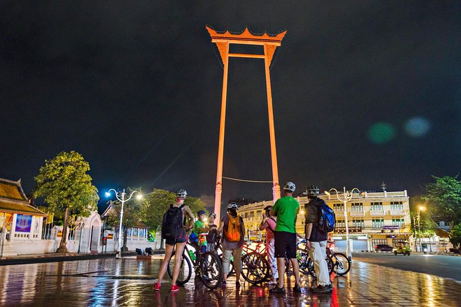 A Nocturnal Bangkok Encounter on 2 Wheels - Key Points