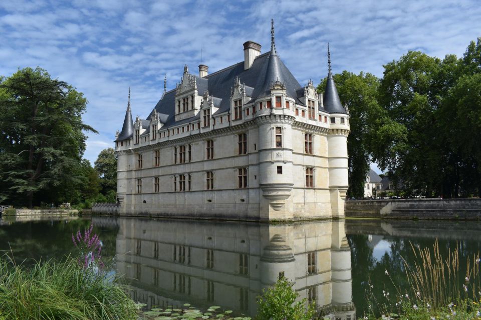 Azay-Le-Rideau Castle: Private Guided Tour With Ticket - Key Points