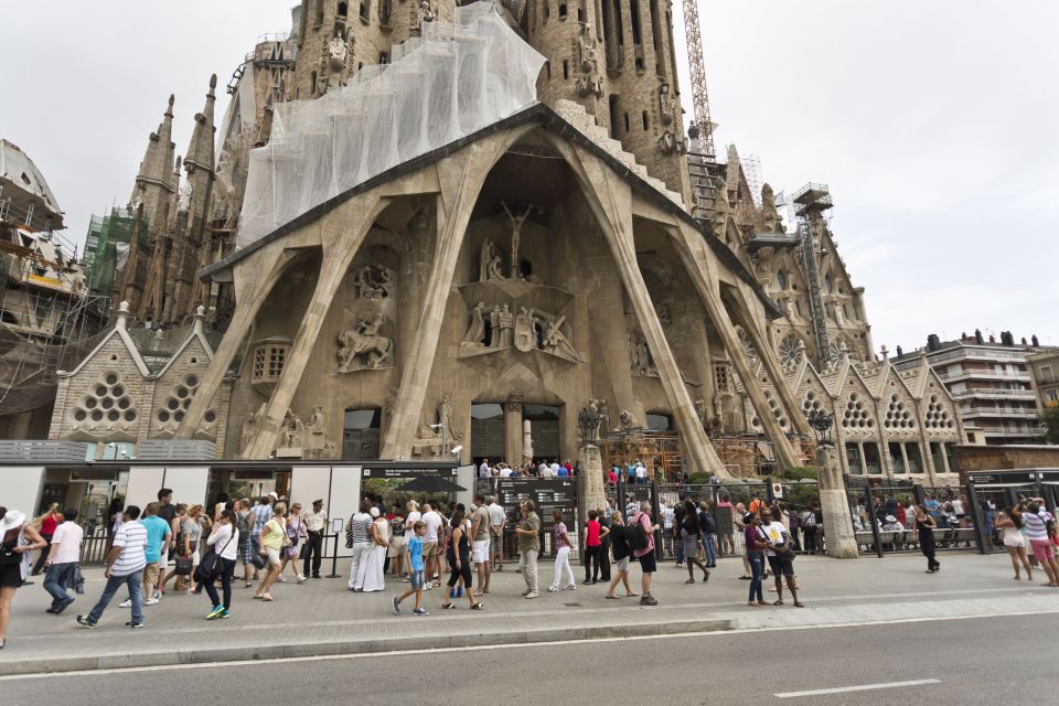 Barcelona: City Highlights Full-Day Private Guided Tour - Key Points