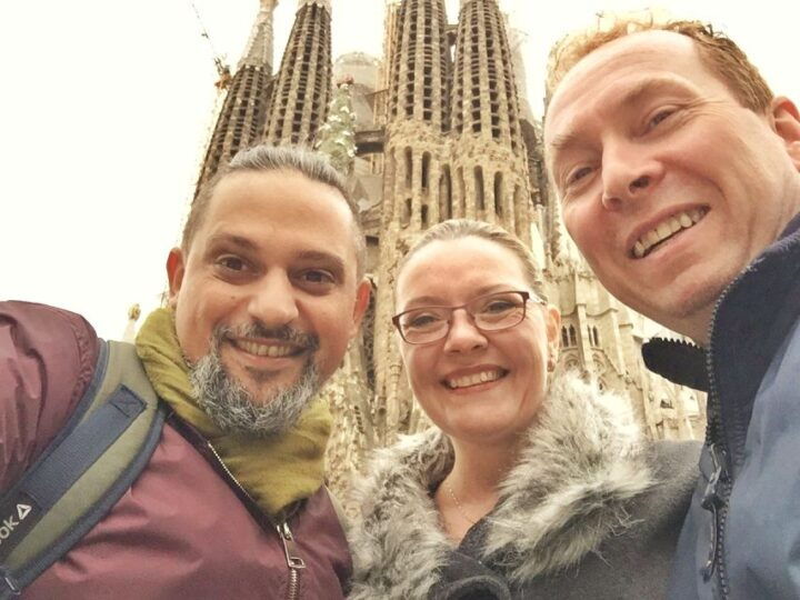 Barcelona: Foodie Walking Tour With Sagrada Familia Tickets - Key Points