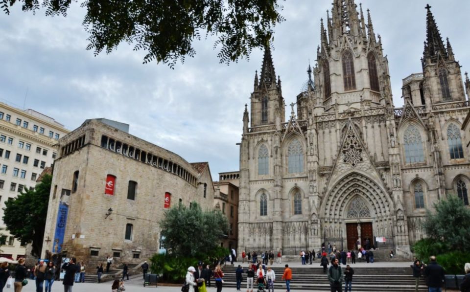 Barcelona: La Rambla and Gothic Quarter Tour With Audioguide - Key Points