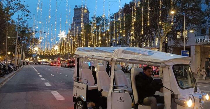 Barcelona: Private Christmas Lights Tour by Eco Tuk Tuk - Key Points