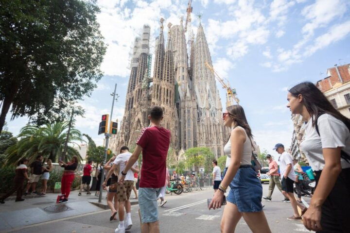 Barcelona: Sagrada Familia Fast Track Guided Tour - Key Points