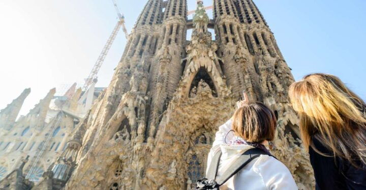 Barcelona: Sagrada Familia Fast-Track Guided Tour - Key Points