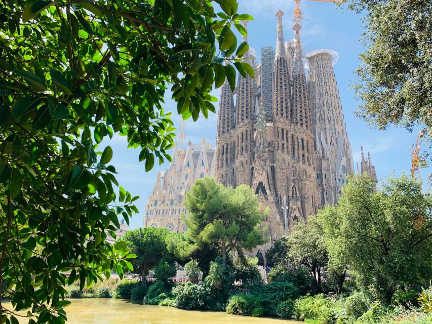 Barcelona: Sagrada Família Outdoor Walking Tour - Key Points