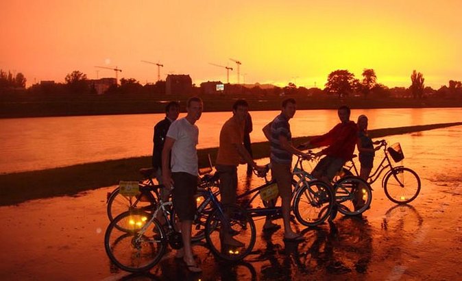 Evening 2h Orientation Bike Tour of the Old Town and Wawel Castle Panorama - Key Points