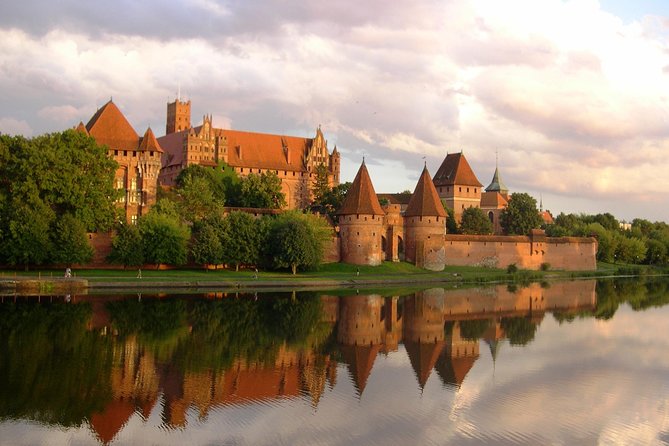 Full-Day Private Guided Tour to Stutthof Concentration Camp and Malbork Castle - Key Points