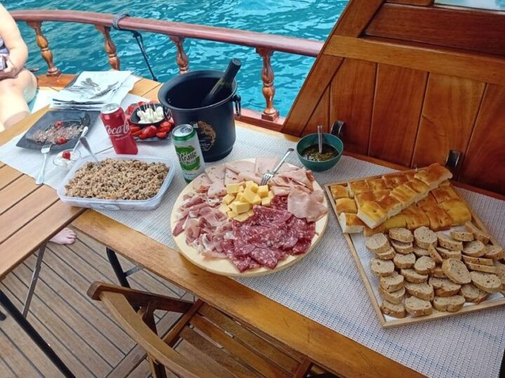 La Spezia - Bachelorette Party on a Boat With Lunch - Key Points