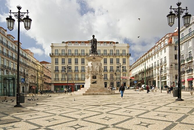 Lisbon Scavenger Hunt: Princes, Poets, Playwrights & Promenades - Key Points