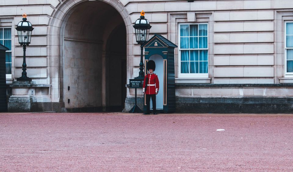 London: Changing of the Guard Private Group or Family Tour - Key Points