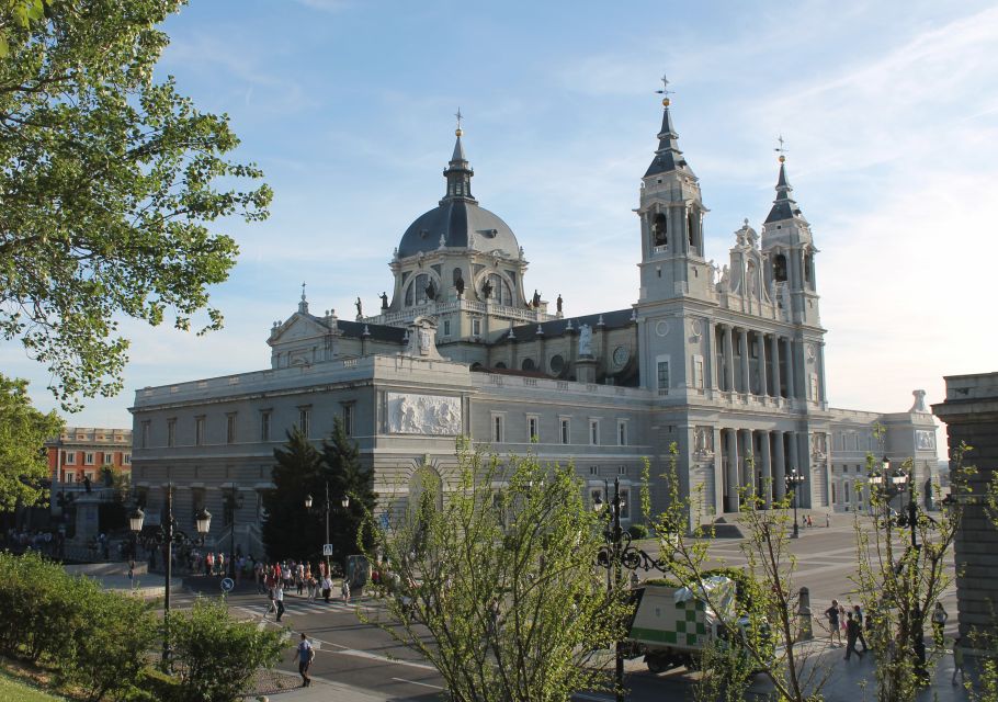 Madrid: 2-Hour City Highlights Guided Walking Tour - Output: