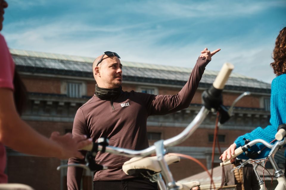 Madrid: Guided Historical Vintage Bike Tour With Tapas - Key Points