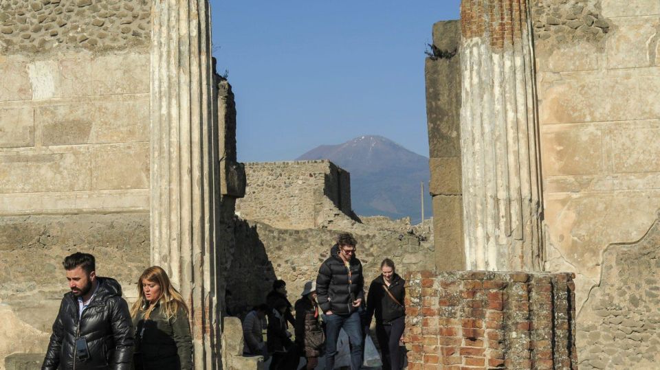 Magical Christmas Tour Around Pompeii - Key Points