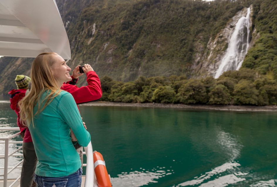 Milford Sound: Cruise and Underwater Observatory - Key Points