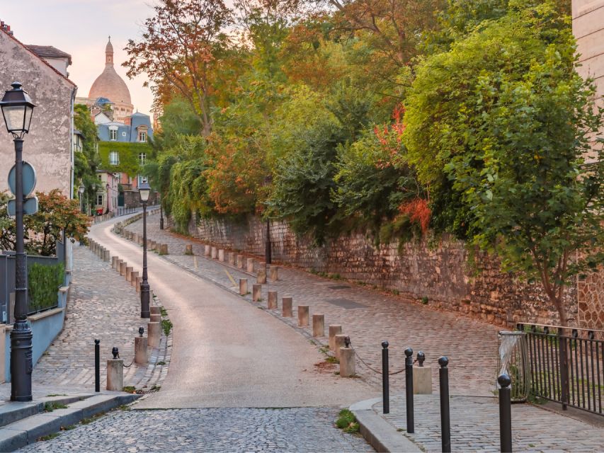 Montmartre: First Discovery Walk and Reading Walking Tour - Key Points