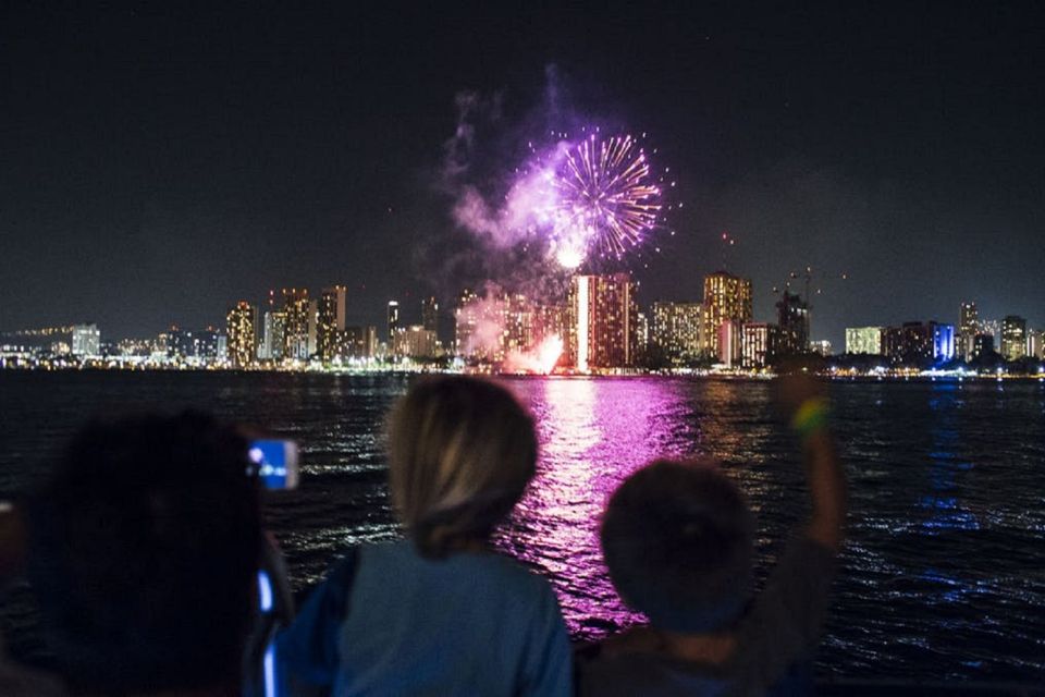 Oahu: Waikiki Friday Night Fireworks Cruise - Key Points
