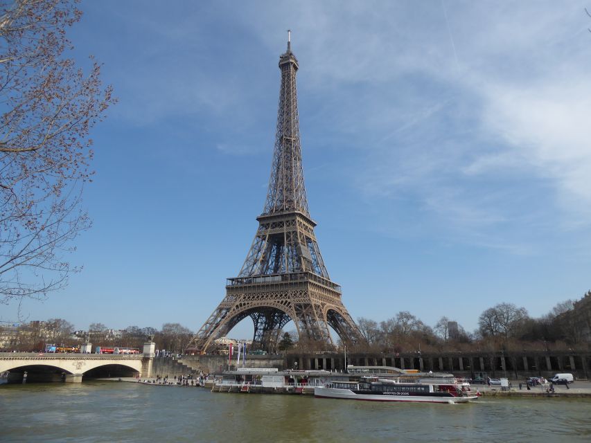 Paris: Explore With a Treasure Hunt Along the Seine River - Key Points