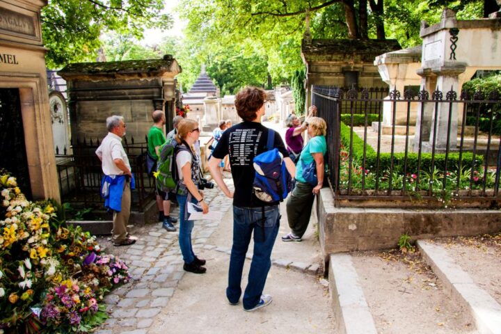 Paris: Famous Graves of Père Lachaise Small Group Tour - Key Points