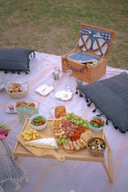 Paris: Picnic Experience in Front of the Eiffel Tower - Key Points