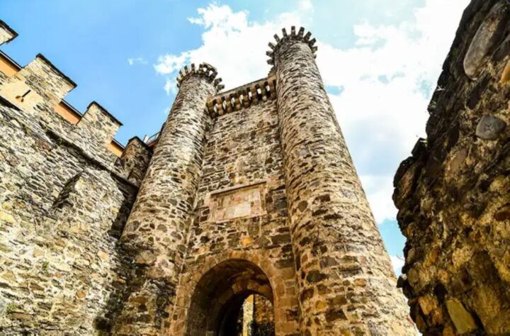 Ponferrada: Castle of the Templars Entry and Guided Tour - Key Points