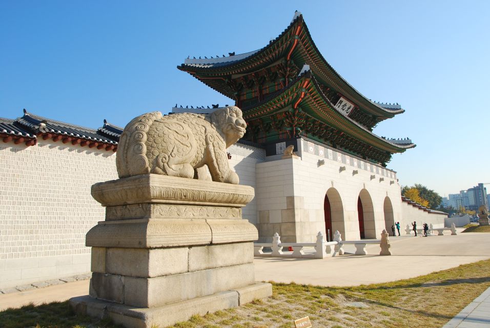 Seoul: Gyeongbok Palace, Bukchon Village, and Gwangjang Tour - Key Points