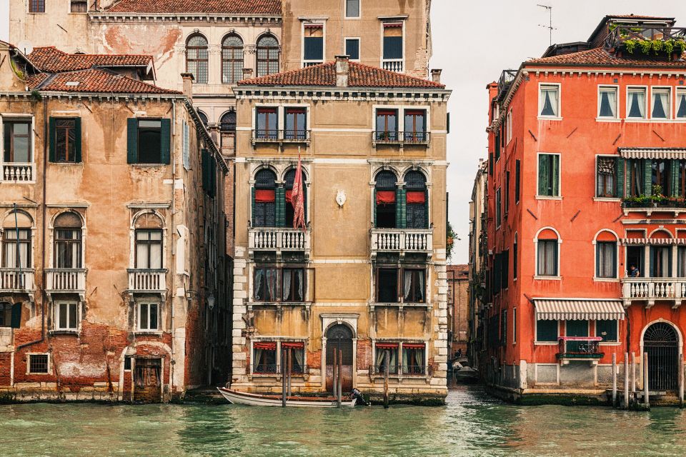 Venice: Gondola Ride and a Gala Dinner in a Venetian Palace - Key Points