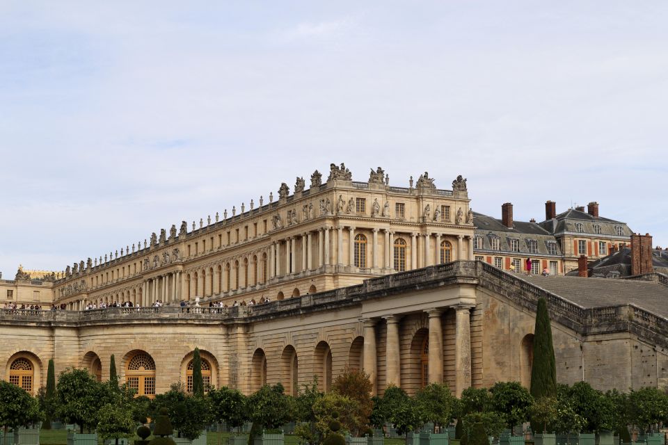 Versailles Palace and Giverny Private Guided Tour From Paris - Key Points