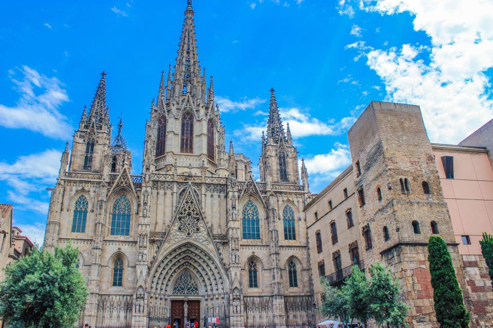 Walking Tour Around Sagrada Familia Basilica For USA Tourist - Key Points