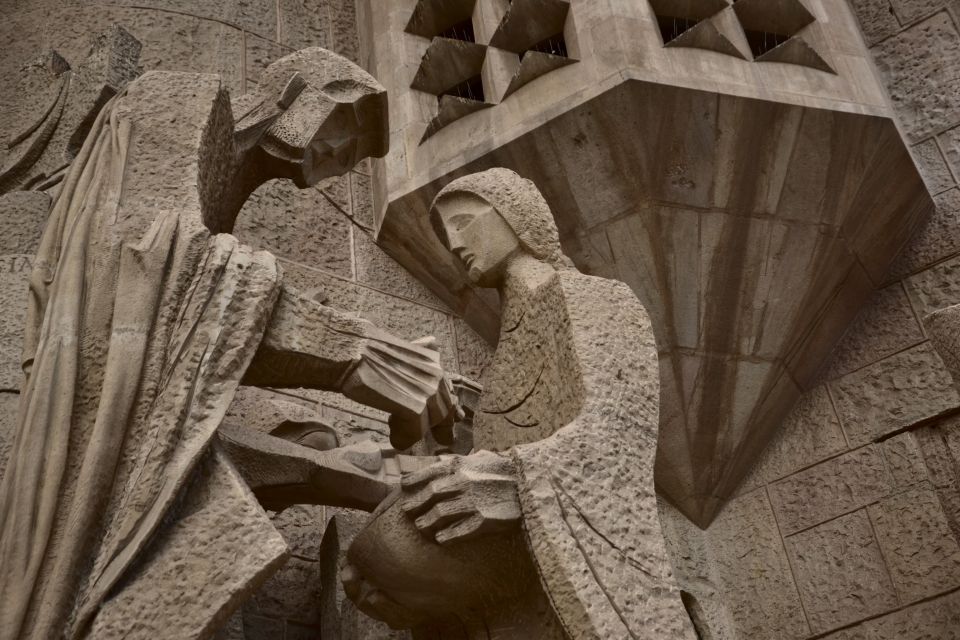 Walking Tour Sagrada Familia Basilica For European Tourist - Key Points