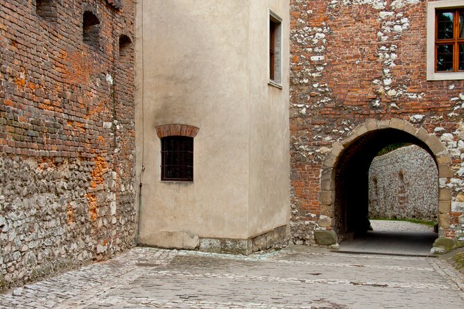 Wawel Castle and Rynek Underground Guided Tour in Krakow - Meeting Point and Admission Policy