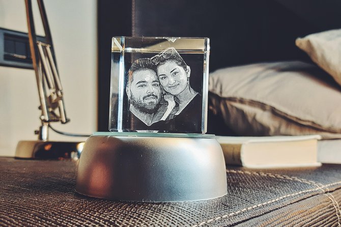 We Engrave Your Favorite Photo on a Personalized 3D Crystal - Key Points