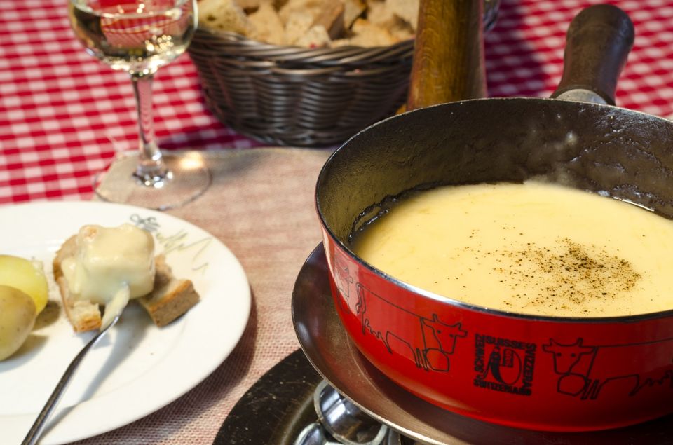 Zurich: Sightseeing and Gourmet Tour With Cheese Fondue - Key Points