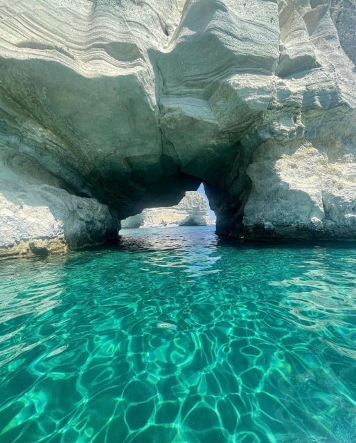 Adamantas: Milos & Kimolos Full-Day Sailboat Cruise