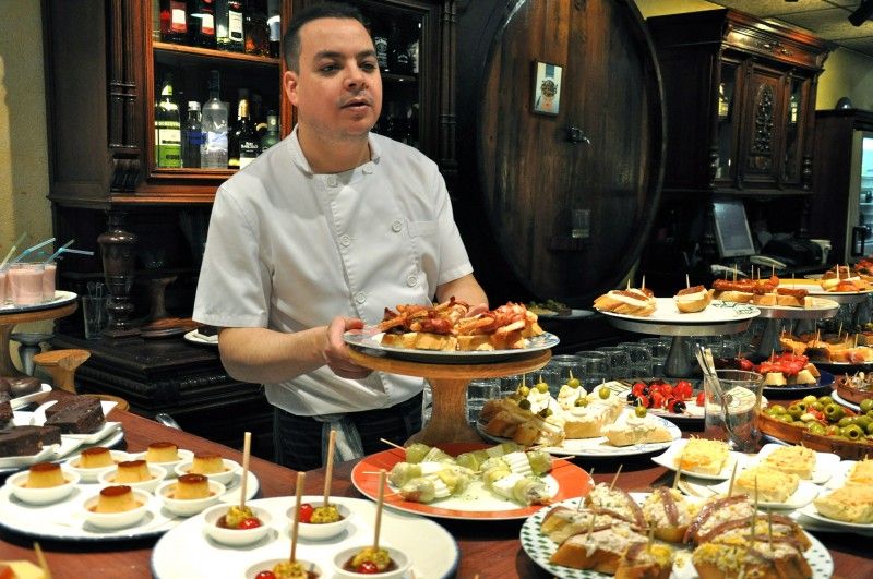 Barcelona: Evening Food and Wine Tasting Tour