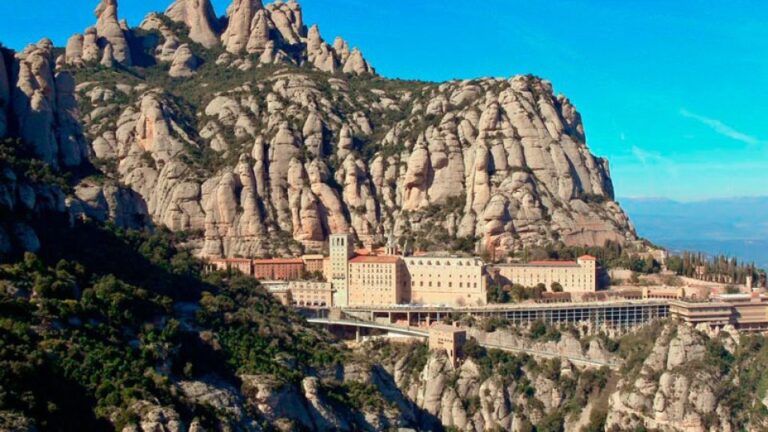 Barcelona: Sailing Experience and Montserrat Tour