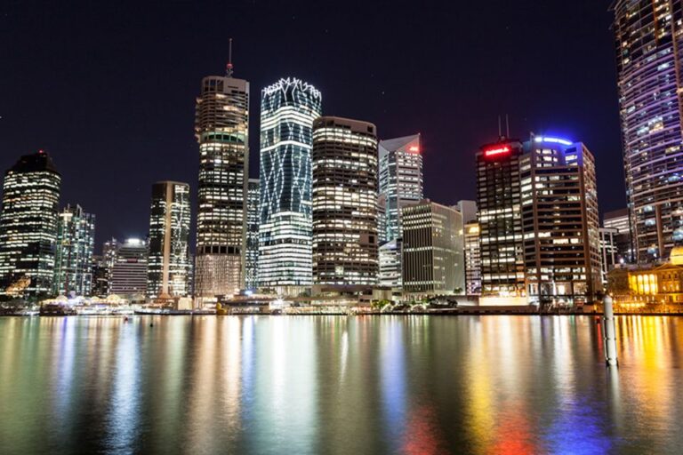 Brisbane: Illuminated River Night Kayak Tour