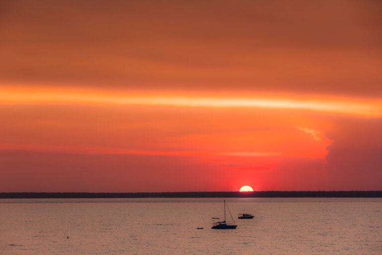 Darwin Harbour: Gaze and Graze Sunset Cruise