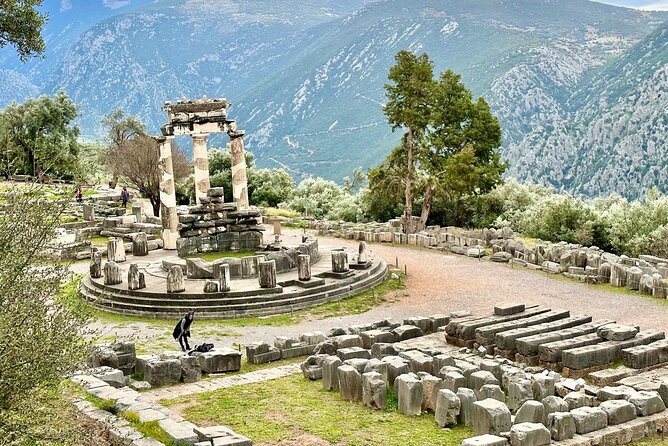 DELPHI and THERMOPYLAE: Full Day Private Tour Visit Arachova 8 H